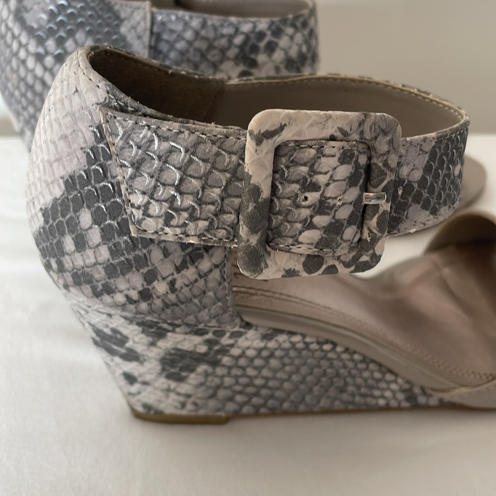 Impo Vantage Grey Snake Print Heel Upper Strap Wedge Open Toe Sandals Size 6.5 - Picture 12 of 15